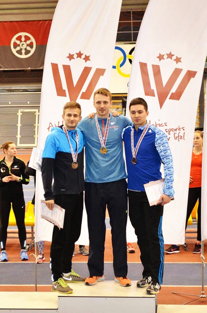 Jānis Baltušs (vidū) uz 200 metru skrējiena goda pjedestāla.
Autors: no J. Baltuša albuma.