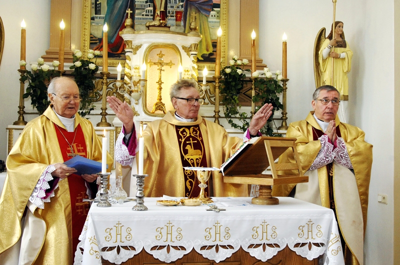 Svētajā misē Bauskas katoļu baznīcā 29. februārī monsinjors  Jānis Zviedrāns (centrā), bīskaps Antons Justs (no kreisās) un bīskaps Edvards Pavlovskis.
Autors: Ivars Bogdanovs