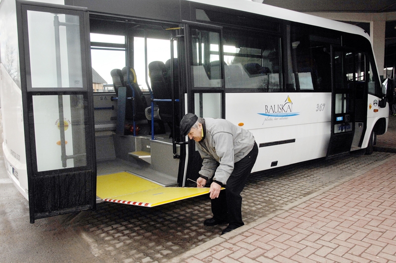 Šoferis Nikolajs Miščenko demonstrē, kā darbojas iekārta, kas paredzēta pasažieru ratiņkrēslos ērtākai iekļūšanai salonā. 
Autors: Ivars Bogdanovs