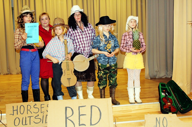 3. klase jeb grupa «Rednex» ieguva ceļojošo kausu jaunākajā grupā.
Autors: no skolas albuma