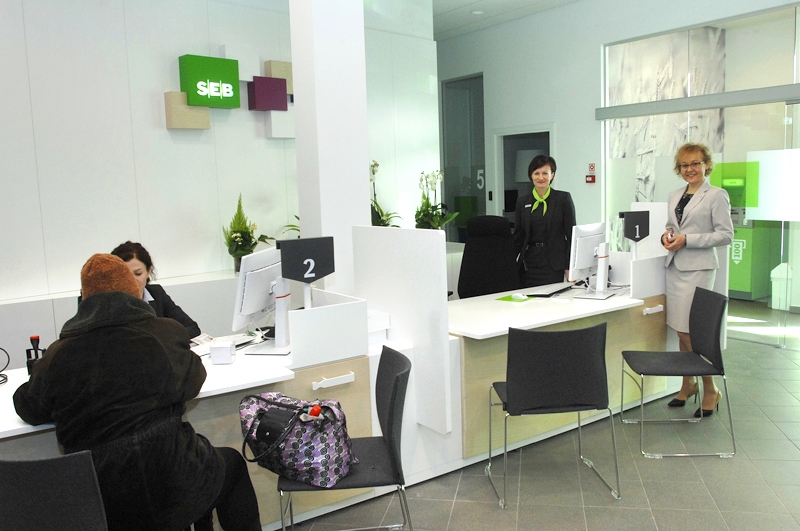 «SEB bankas» Bauskas filiāles vadītāja Sanda Poļakova (no labās), darbinieces Ināra Bezpaļčikova un Ilze Puķāne.
Autors: Ivars Bogdanovs