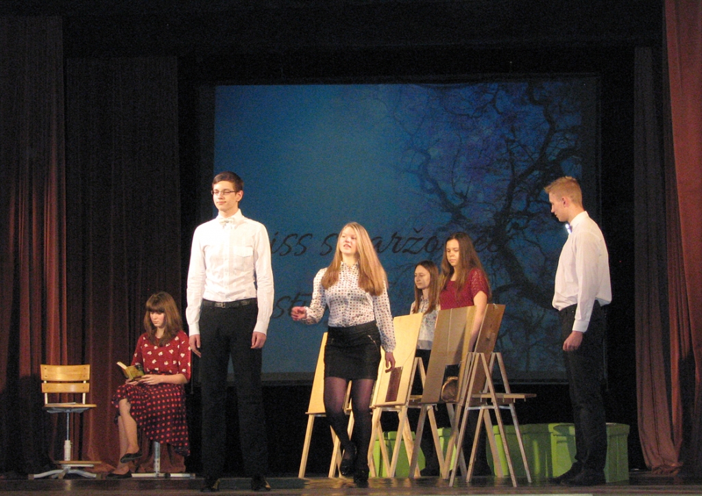 Uzstājas Bauskas Valsts ģimnāzijas 10. klases audzēkņi. 
Autors: Vilnis Auzāns