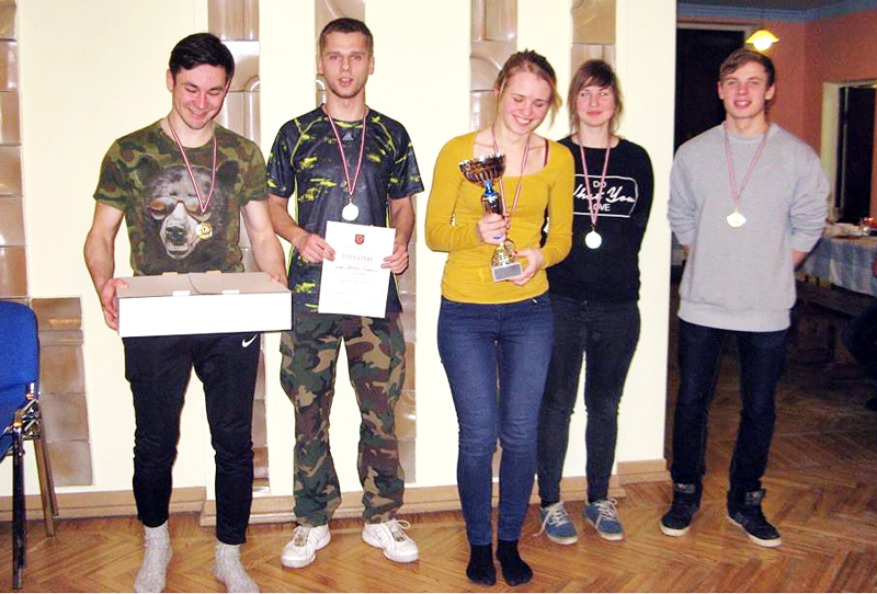 Sacīkšu «Ledus taka 2016» uzvarētāji – «Draiskās polārpūces» no Jelgavas.
Autors: no «Post scriptum» albuma. 