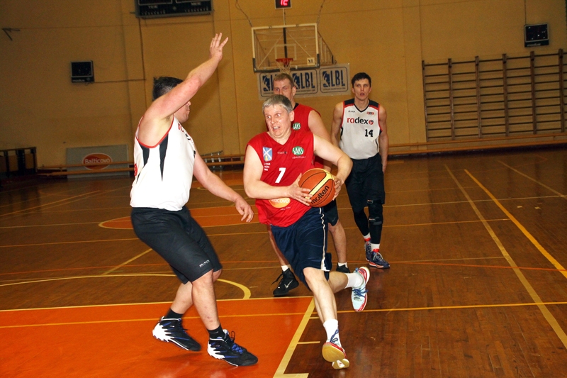 Aldi Beitiņu (ar bumbu) rezultativitātē pēdējā spēlē apsteidza Gundars Brička (no labās). 
Autors: Uldis Varnevičs