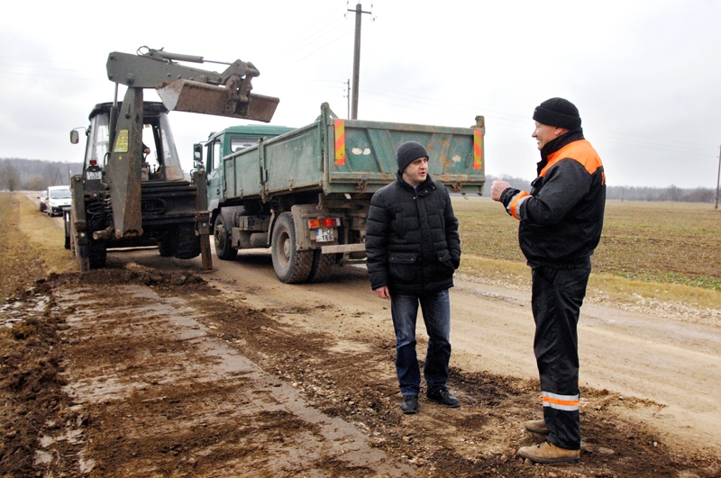 Gailīšu pagasta pārvaldes vadītājs Aleksandrs Gurkovskis (no kreisās) ar firmas «Viona» strādnieku Anatoliju Kirilovu pārrunā veicamo darbu secību. 
Autors: Ivars Bogdanovs