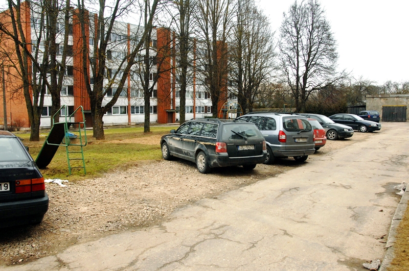 Autostāvvieta nama pagalmā ir līdz pusei aizpildīta arī dienas vidū.
Autors: Ivars Bogdanovs