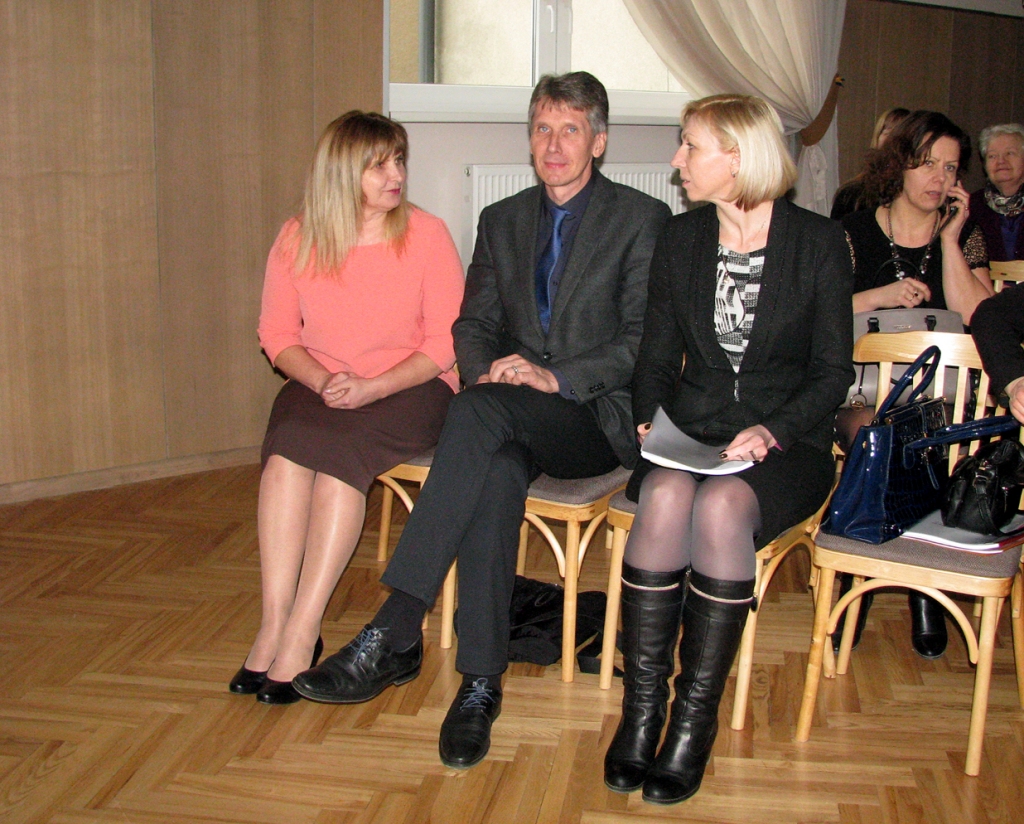 Apgāda «Jāņa sēta» galvenais redaktors Jānis Turlajs pirms diskusijas sarunājas ar Bauskas novada izpilddirektora vietnieci Inetu Ruhocku (no labās) un izglītības nodaļas vadītāju Māru Bauvari.
Autors: Vilnis Auzāns