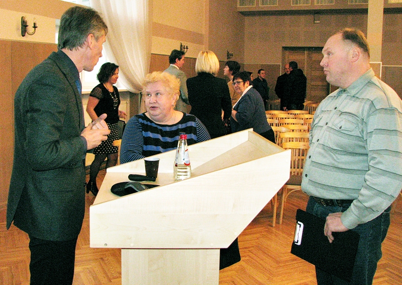 Individuālā sarunā ar izdevniecības «Jāņa sēta» galveno redaktoru Jāni Turlaju (no kreisās) pēc sanāksmes iesaistījās vien Mežgaļu pamatskolas audzēkņu vecāki Salvis Kalniņš un Daiga Rjabceva. 