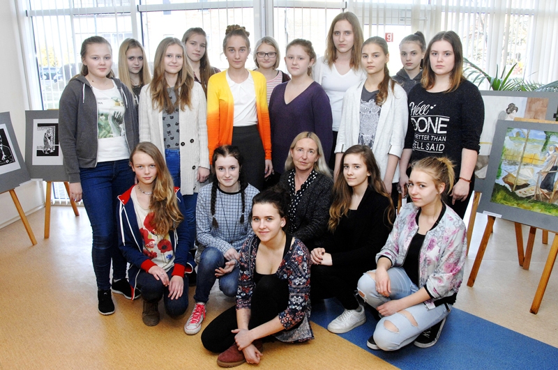 Mākslas darbu autoru grupa nepilnā sastāvā un skolotāja Mārīte Šulce (pirmajā rindā vidū).
Autors: Ivars Bogdanovs