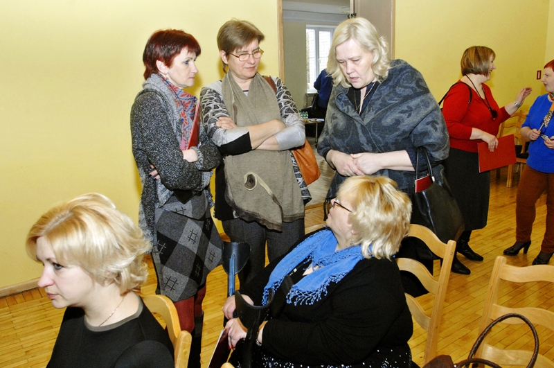 Vecumnieku novada kultūras darbinieces uz semināru Rundāles novadā ieradušās kuplā skaitā. Profesionālo pieredzi pārspriež Dace Klipa, Bārbeles tautas nama vadītāja (stāv no kreisās), Sandra Neliusa, Stelpes pagasta kultūras darba organizatore,  Sandra Vēvere, Misas tautas nama vadītāja, un Aija Skosa, Valles pagasta kultūras darba organizatore (sēž no labās). 
Autors: Ivars Bogdanovs