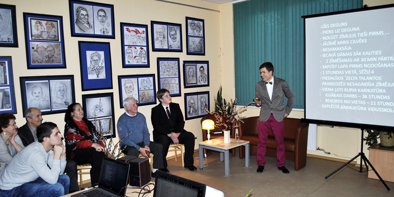 Bruno Bahs personālizstādes atvēršanā atklāja darbu radīšanas procesu.
Autors: Antra Ērgle