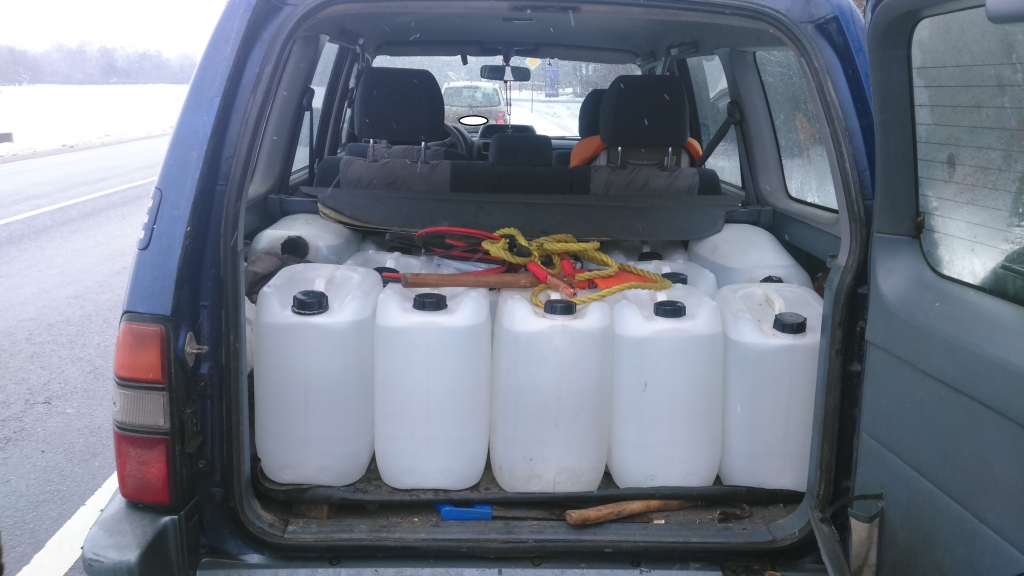 Automašīnas bagāžas nodalījums ar plastmasas spirta kannām.
Autors: policijas arhīvs