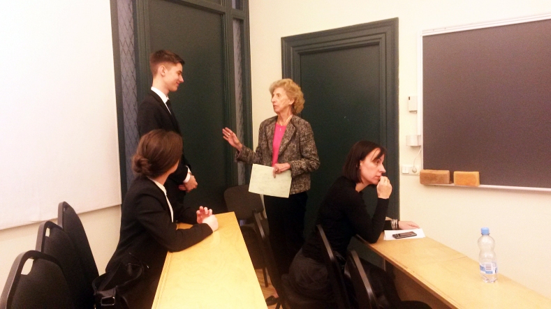 Hugo Hubertu Puriņu sveic Angliski runājošo savienības Latvijas nodaļas prezidente Ruta Zadziorska.
Autors: no skolas albuma