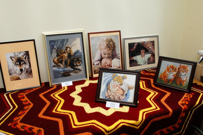 Rokdarbnieču izstāde Rundāles novada Bērsteles kultūras namā pārsteidz ne vien ar siltiem adījumiem, bet arī smalki izšūtām, izteiksmīgām «gleznām».
Autors: Ivars Bogdanovs