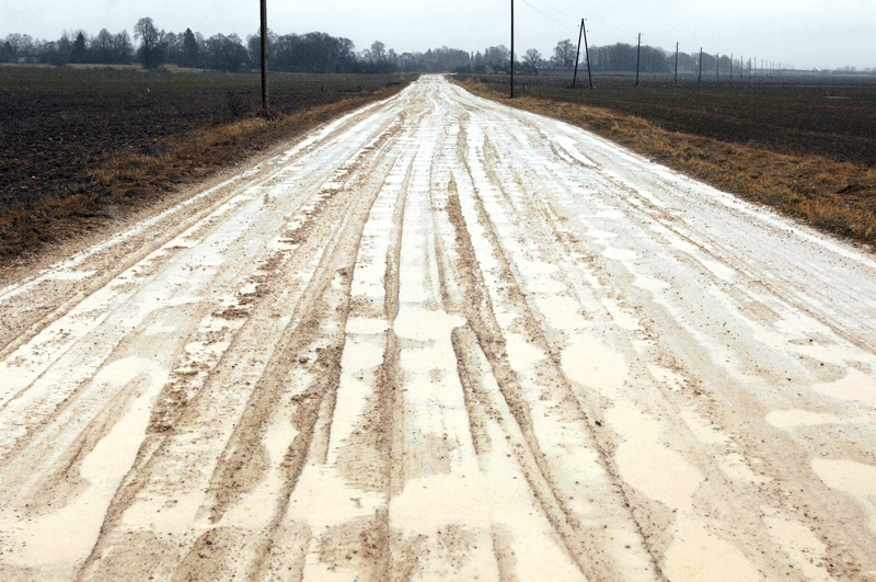 Ceļš no Jātniekiem līdz Tunkūniem pavasaros un rudeņos neizbraucams būs arī turpmāk, valsts apsaimniekotājs nesola to remontēt.
Autors: Ivars Bogdanovs