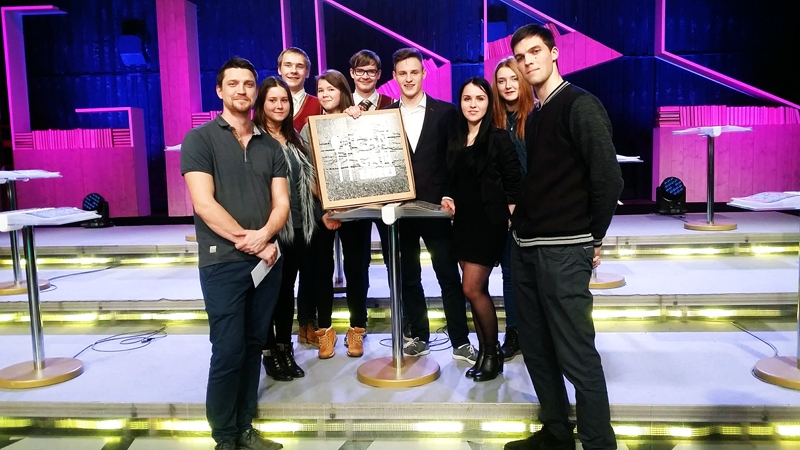 Reinis Ozols (centrā) televīzijas spēles ierakstā kopā ar skolasbiedriem un pedagogu Dmitriju Jemeļjanovu (no kreisās). 
Autors: no albuma