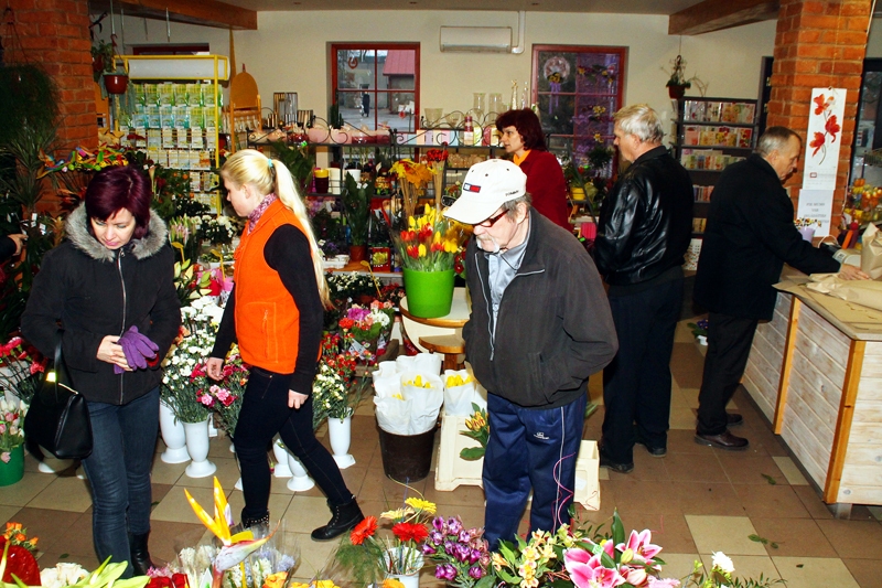 Ziedu veikalu pārdevējām 8. martā nav miera ne mirkli, tomēr steigā iepriecina klientu dāvātās puķes.
Autors: Uldis Varnevičs
