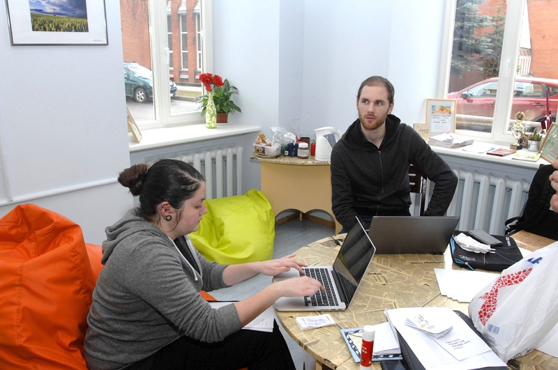 Brīvprātīgie no Francijas un Nīderlandes Reno Garza un Stefānija Šmite gatavojas pasākumam, kurā baušķeniekus iepazīstinās ar savu valstu spēlēm. 
Autors: Ivars Bogdanovs