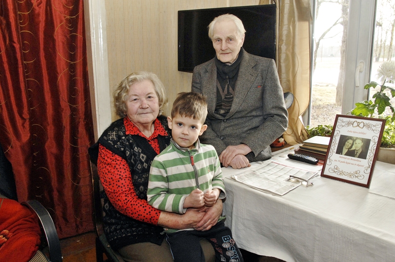 Skābuliņi – Broņislava, Mārtiņš un mazdēls Linards.
Autors: Ivars Bogdanovs