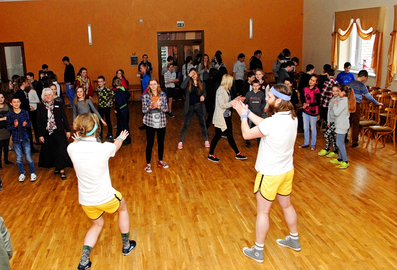 «ZZ čempionāta» talismani Zī un Zē Codes skolēnus rosina kustību aktivitātēm. 
Autors: Ivars Bogdanovs