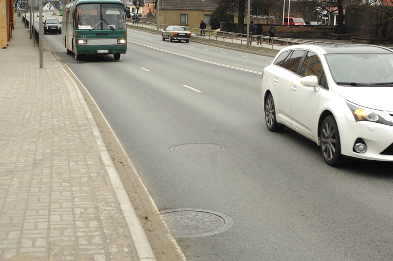 Kalna iela remontēta 2015. gadā, taču ap nosēdumakām atkal izveidojušās ieplakas, kuras šoferi cenšas apbraukt.
Autors: Ivars Bogdanovs