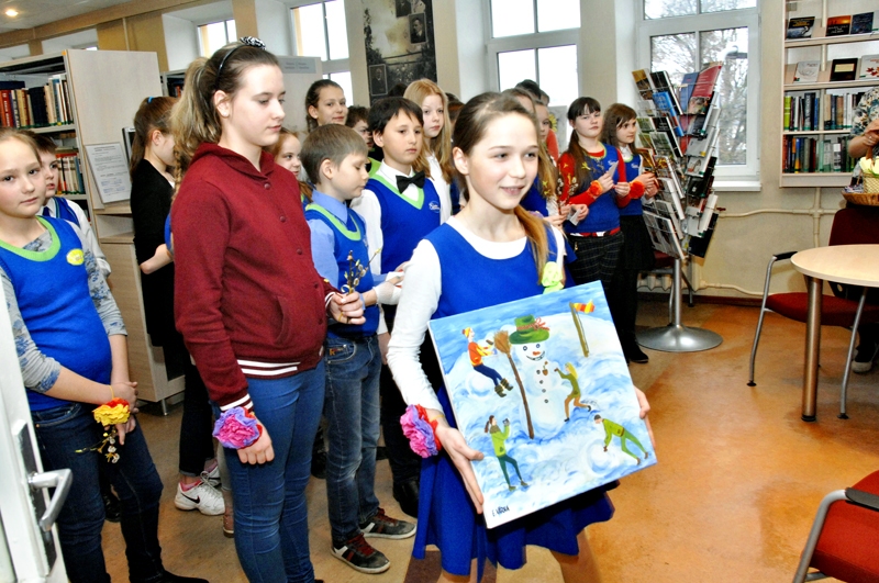 Bauskas sākumskolas 5.b klases audzēkne Elza Vārna Viļa Plūdoņa dzimšanas dienā Bauskas Centrālajai bibliotēkai dāvāja savu ilustrāciju dzejolim «Sniegavīrs».
Autors: Ivars Bogdanovs