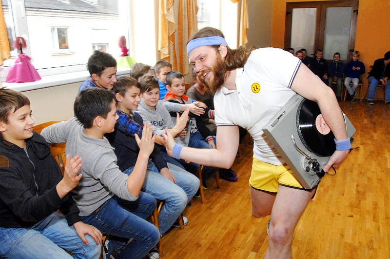 «ZZ čempionāta» talismans Zī sasveicinās ar Codes pamatskolas audzēkņiem.
Autors: Ivars Bogdanovs