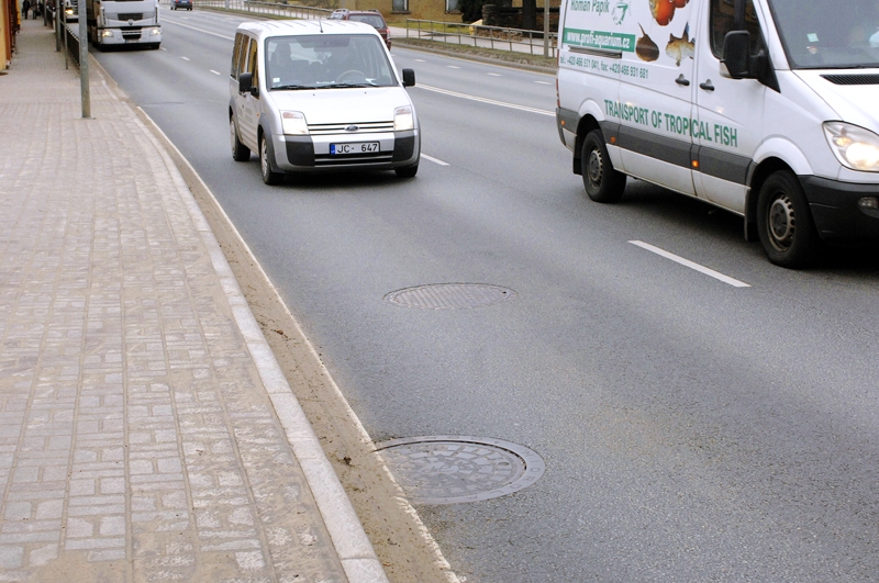 Kalna iela remontēta 2015. gadā, taču ap nosēdumakām atkal izveidojušās ieplakas, kuras šoferi cenšas apbraukt. 
Autors: Ivars Bogdanovs