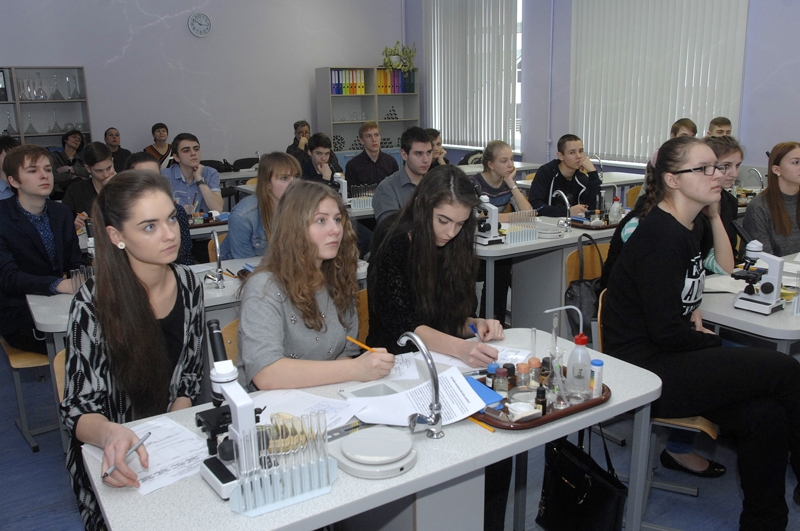Kopīgos eksperimentos strādā Bauskas 2. vidusskolas un  Rīgas klasiskās ģimnāzijas audzēkņi. 
Autors: Ivars Bogdanovs