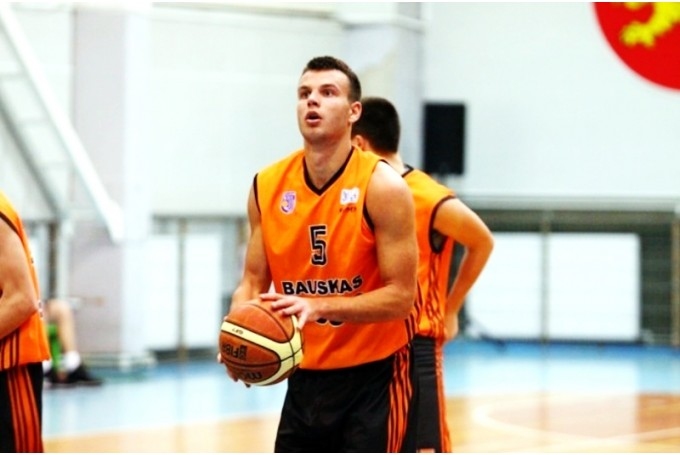 Mikus Karlovs veica milzīgu darbu aizsardzībā, guva 14 punktus, izcīnīja septiņas atlēcošās bumbas un pārtvēra astoņas pretinieku piespēles. 
Autors: no 