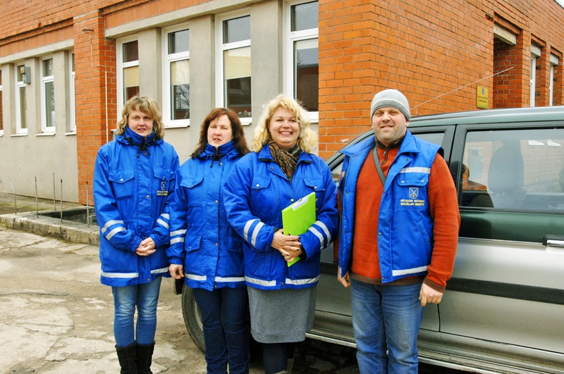 
Mobilajā brigādē darbojas aprūpētājas Gunta Koško (no kreisās), Zane Roze, šoferis Māris Sevastjanovs. Sociālā darbiniece Anda Krūmiņa (otrā no labās) koordinē grupas ikdienas darbu. 
Autors: Ivars Bogdanovs