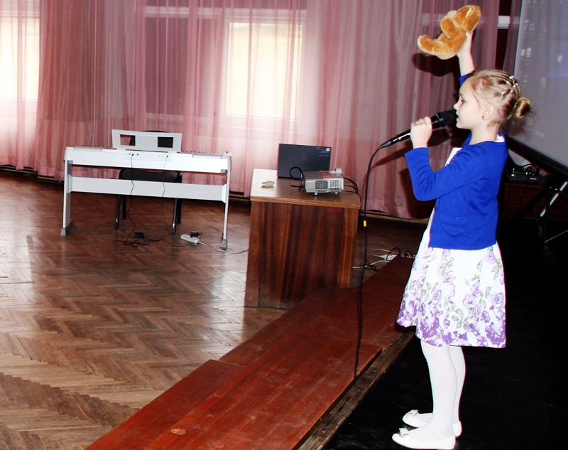 Kristiāna Anspuka – konkursa jaunākā dalībniece, pirmklasniece – apbrīnojamu drosmi un talantu demonstrēja dziedot. 
Autors: Kristīne Kociņa