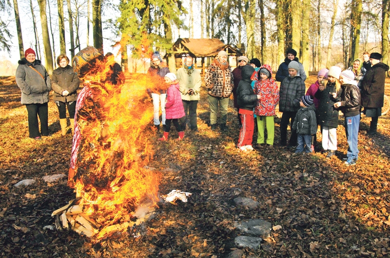 Svētku kulminācija – Masļeņicas lelles jeb tā sauktā ziemas izbāžņa dedzināšana Bērsteles parkā. Šajā rituālā simboliski tiek sadedzināts ļaunums.
Autors: Ivars Bogdanovs