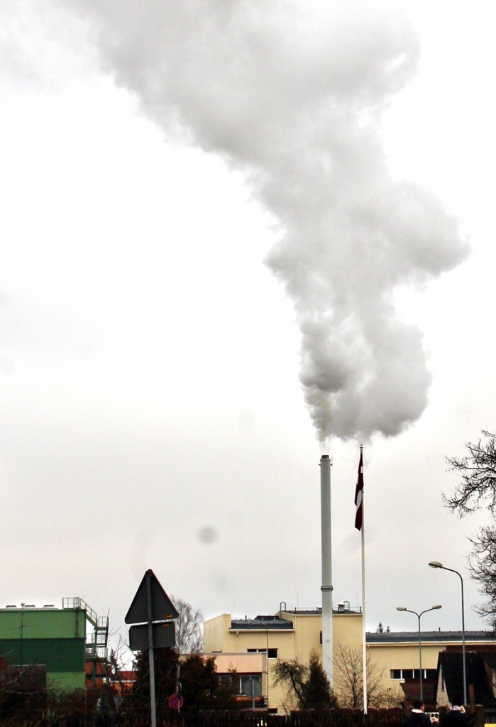 Šķeldas katla skurstenis aizvadītajā nedēļā debesīs izsvieda dūmu mutuļus. 
Autors: Uldis Varnevičs