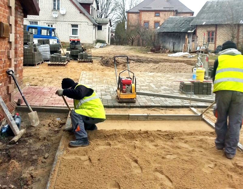 Bruģi pie dārznieces namiņa papildinās apstādījumi.
Autors: Sarmīte Avota