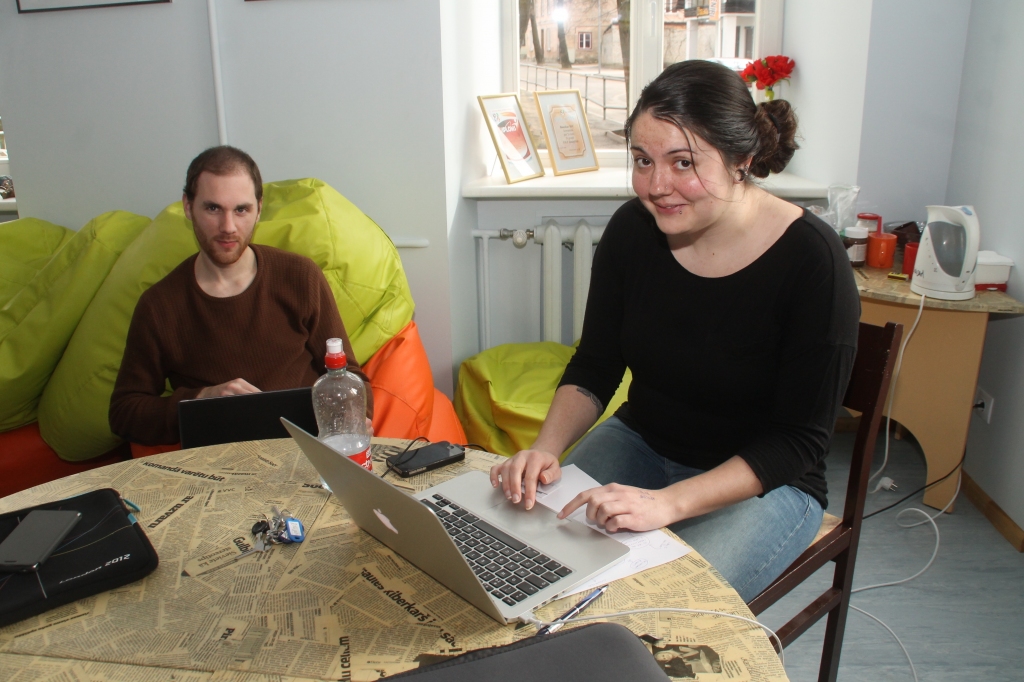 Reno Garza un Stefānija Šmite brīvlaika nedēļas pēcpusdienās gaidīs ikvienu interesentu dzeltenajā mājā. 
Autors: Uldis Varnevičs