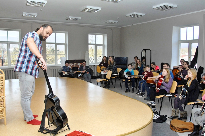 Mūziķis Andris Jerziks vadīja ģitārspēles meistarklasi Bauskas bērnu un jauniešu centrā. 
Autors: Ivars Bogdanovs