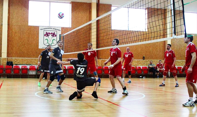 Regulārā turnīra spēlē pret «Balviem». Uģis Eglītis (19. numurs) no «Vecumniekiem» piespēlē bumbu savam komandas biedram Visvaldim Janelim (6. numurs). 
Autors: Eva Vlasova