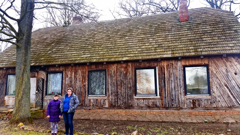 Elīna Klāsupa kopā ar meitu Katrīnu pie senā nama. 
Autors: Inese Sprance