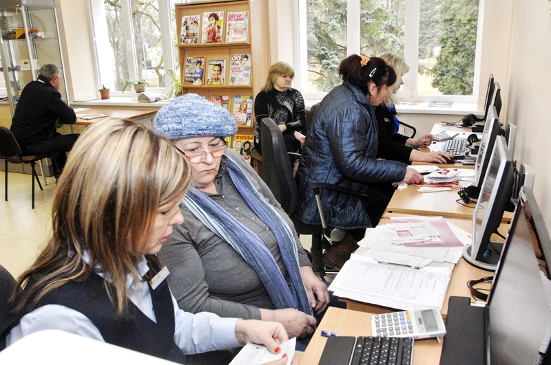 Konsultācijas Svitenē. Iveta Liepa (no kreisās), Vija Ripa, Ina Bille un Irina Lebeiko kopā strādā ar elektroniskās deklarēšanas sistēmu. 
Autors: Ivars Bogdanovs