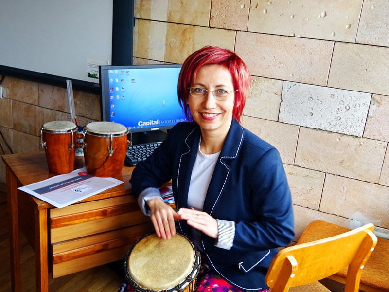 Ieva Ūdre Bauskas mūzikas skolā strādā 12 gadu. Ritmikas mācīšana, izmantojot dažādus instrumentus, kļuvusi par viņas aizraušanos.
Autors: Inga Muižniece