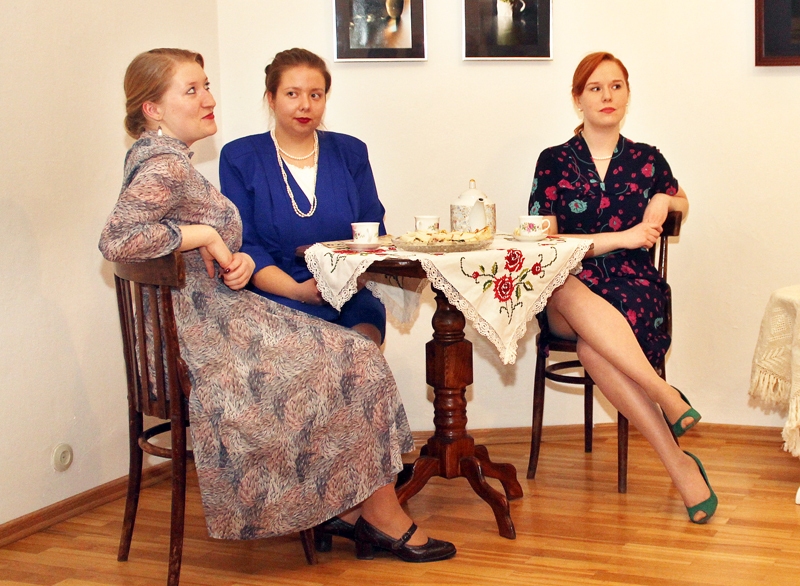 Uzvedums ar 20. gs. 20. – 30. gadu ainiņām. Tēlos iejutušās Agnija Ruhocka (no kreisās), Alise Kalniņa un Marta Celmiņa.
Autors: Uldis Varnevičs