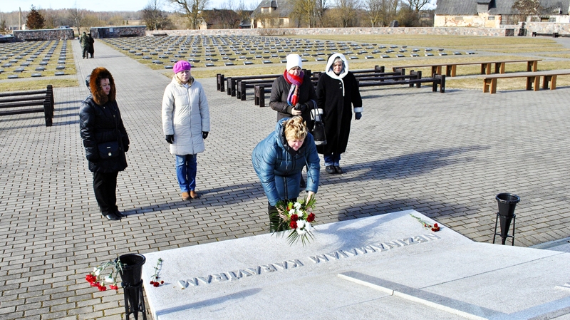 Daiga Telnere kopā ar Bauskas novada vēstures skolotājām Lestenes Brāļu kapos noliek ziedus kritušo piemiņai.
Autors: Ivars Bogdanovs
