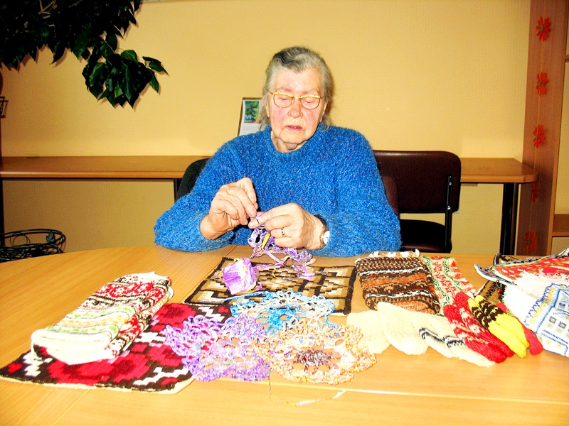 Vijai Stūrmanei adot, tamborējot vai šujot rokas nesāp un ideju netrūkst. 
Autors: Artūrs Dulbe