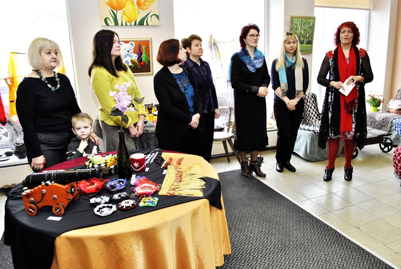 Ekspozīcijas «Mans vaļasprieks» atklāšanā Bauskas salonā «Meistars Gothards». No labās – Daiga Sējēja, vizuālās mākslas, mājturības un tehnoloģiju skolotāju metodiskās apvienības vadītāja.
Autors: Ivars Bogdanovs
