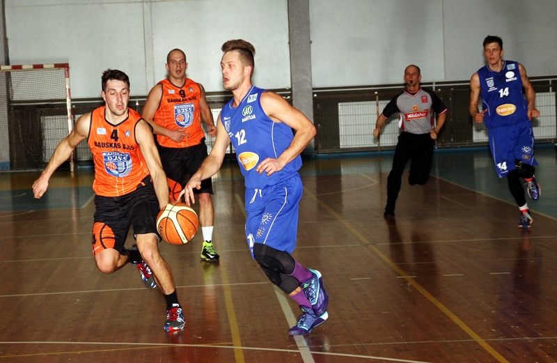 Māris Skrējāns (4. numurs) ar aktīvo spēli aizsardzībā traucēja parādīt labu sniegumu Gatim Justovičam (12. numurs).
Autors: Uldis Varnevičs