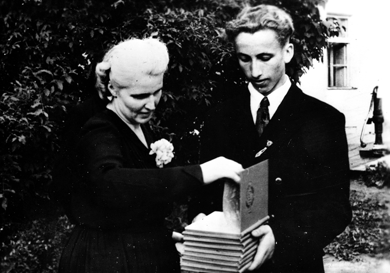 Jānis Polis, remantadīna izgudrotājs, Svitenes skolas 1956. gada absolvents, kopā ar mācību daļas vadītāju Helēnu Ņesterovu.
Autors: no skolas muzeja albuma