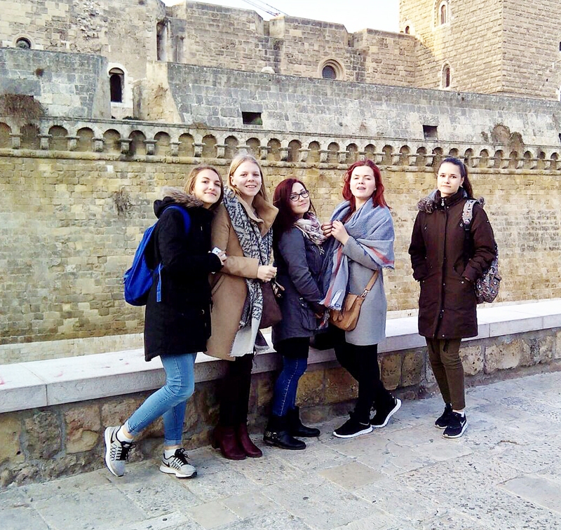 Bauskas Valsts ģimnāzijas audzēknes Itālijā: Sendija Jakobsone (no kreisās), Katrīna Segliņa, Anija Anna Augule, Aivita Moroza un Inese Tarvida.
Autors: no skolas albuma