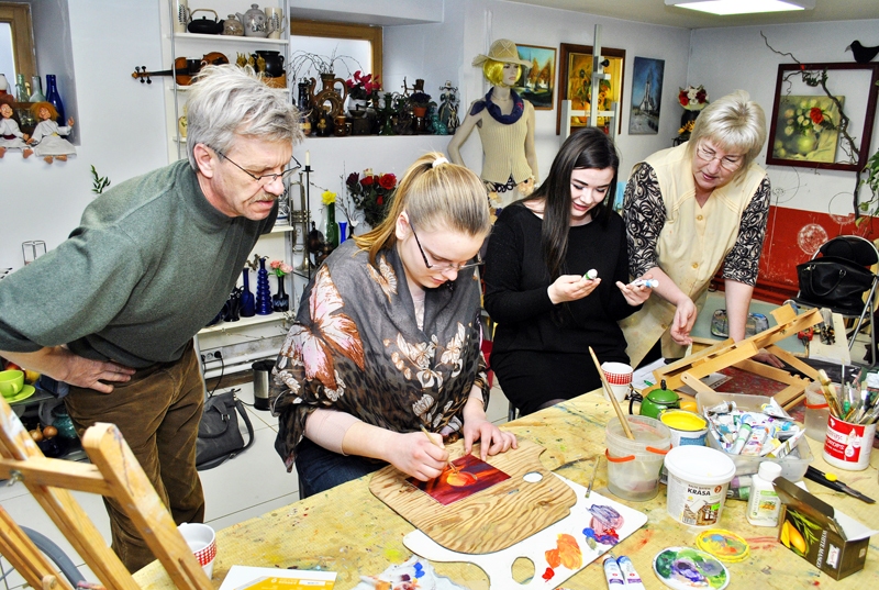 Līga Norvaiša (centrā) Iecavas jauniešu Karjeras dienā iemēģināja roku gleznošanā Dagnijas Lauvas un Andra Grudauska darbnīcā «Pūralāde». Betija Celitane (otrā no labās) kā rīkotāju pārstāve uzteica mākslinieku atsaucību.
Autors: Ivars Bogdanovs