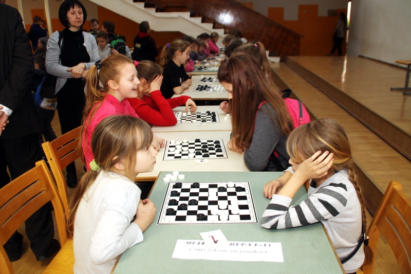 Sanija Valinka (no kreisās) un Maruta Opočkina, divas Pilsrundāles vidusskolas pārstāves, tiekas pie pirmā galdiņa. 
Autors: Uldis Varnevičs